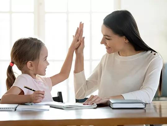 Descubre cómo debe ser la participación de los padres de familia en la ...