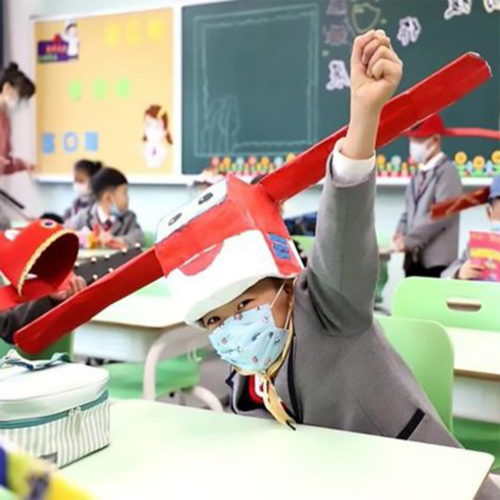 Coronavirus: los niños chinos regresan a la escuela con curiosos sombreros