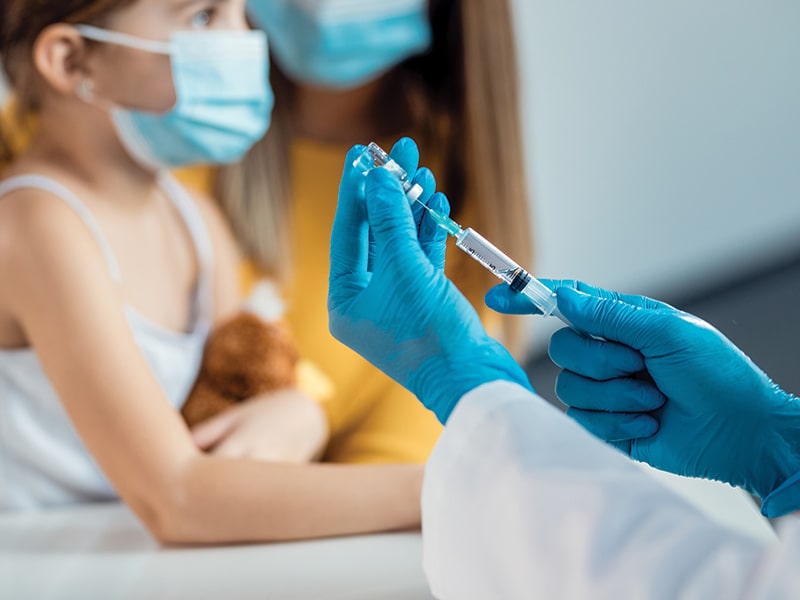 Neonatólogo crea método para persuadir a niños y jóvenes sobre la vacunación