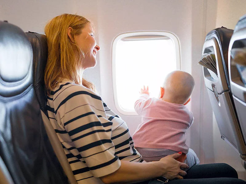 ¡Imagen viral! Unos padres “enmascaran” a un bebé para protegerlo durante un vuelo