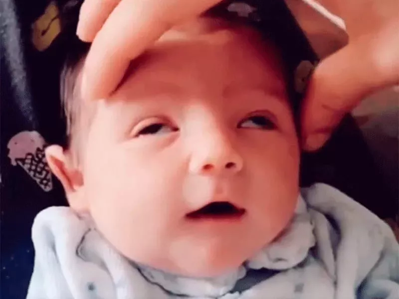 Video la carita de este beb cuando su mam lo acaricia es