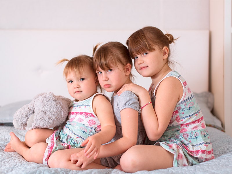 Una mujer da a luz a sus tres hijas el mismo día con tres años de diferencia entre cada una de ellas