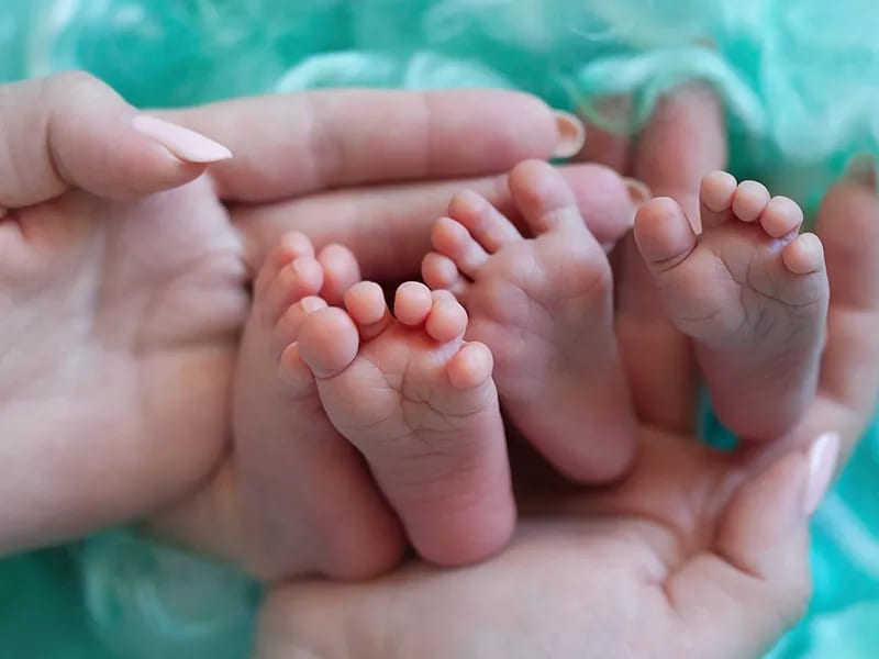 Mujer da a luz a gemelos de padres distintos