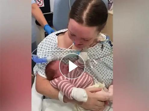 Mama conoce a su bebe al salir de un coma