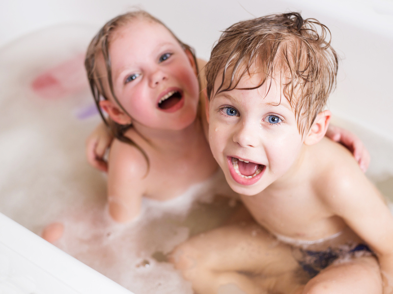 ¿Tu hijo o hija ya está en edad de bañarse solo?