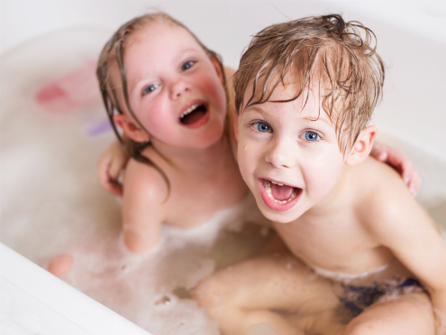 ¿Tu hijo o hija ya está en edad de bañarse solo?