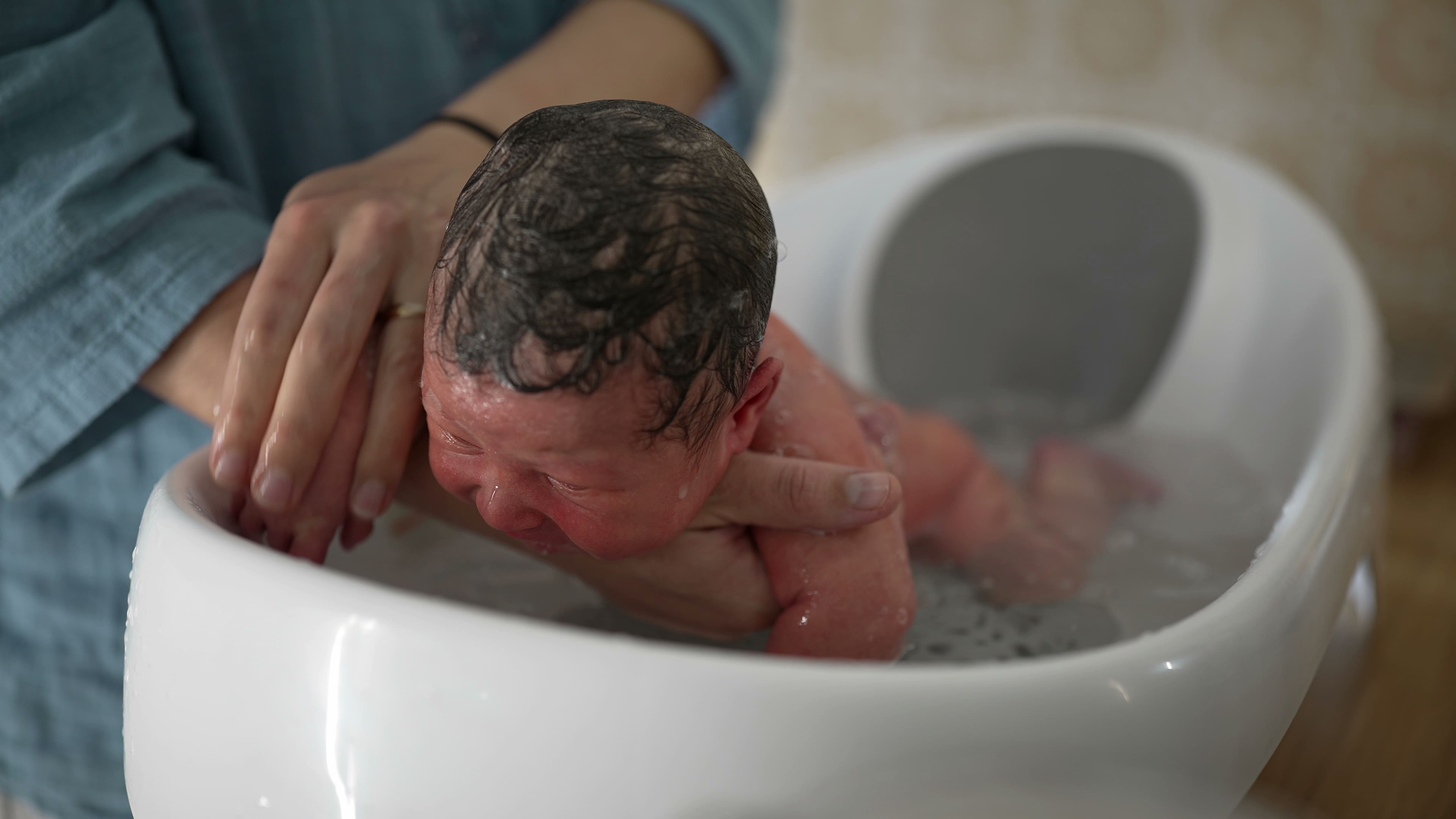 como-cuidar-la-piel-de-seda-de-un-bebe-prematuro-bano