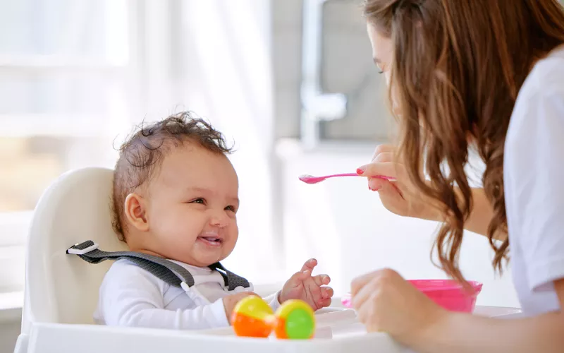 cuando-empieza-sentarse-bebe-comida