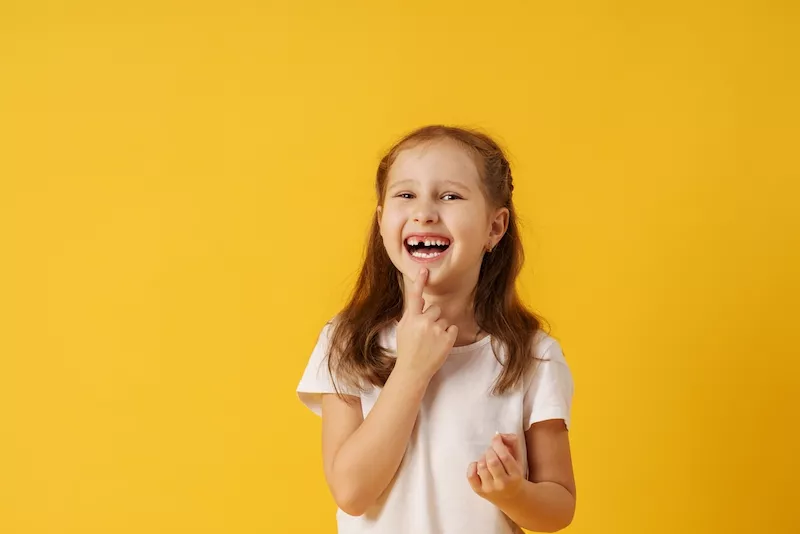 Un niño de 6 años sostiene una caja para dientes de leche cambio