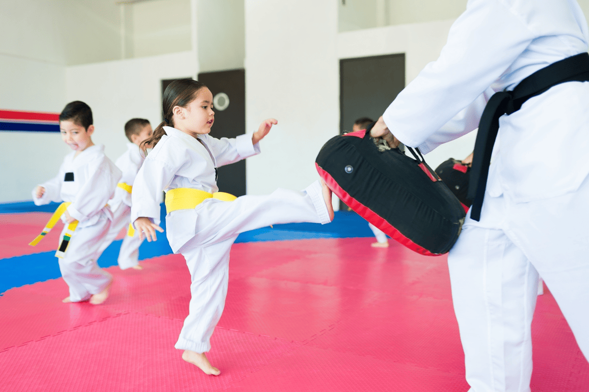 beneficios del karate en ninos fuerza disciplina confianza