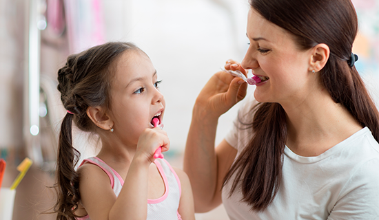 hablar-con-hijos-sobre-su-cuerpo-lavado-dientes