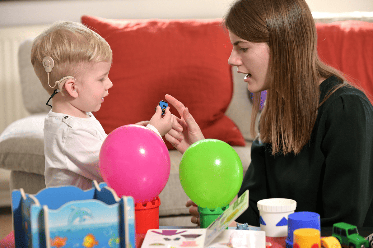 El impacto en la estimulación del lenguaje en niños con discapacidad auditiva