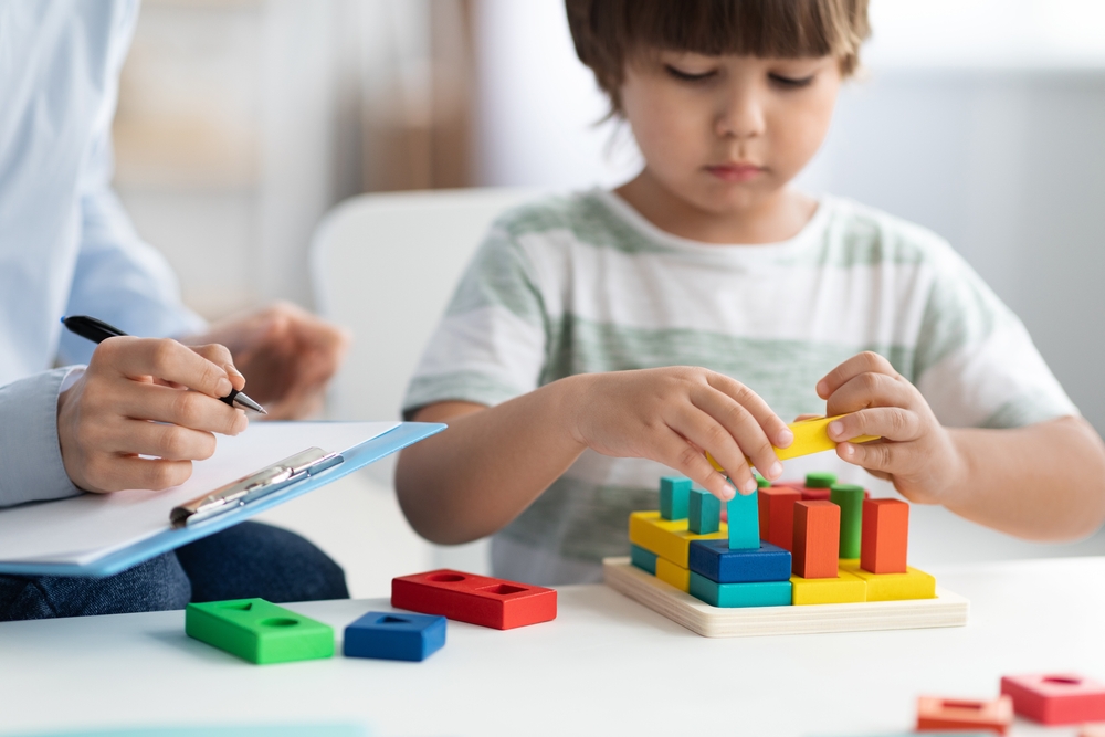 terapia-infantil-cuando-y-porque-llevar-a-ninos-juegos-bloques