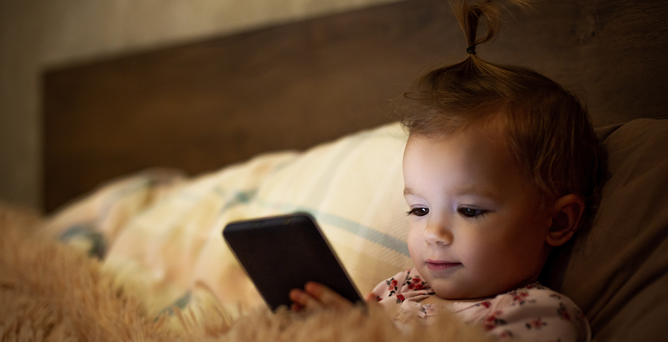 Pantallas y bebés: expertos alertan sobre su impacto en el cerebro durante los primeros años Pantallas bebes cerebro primeros anos