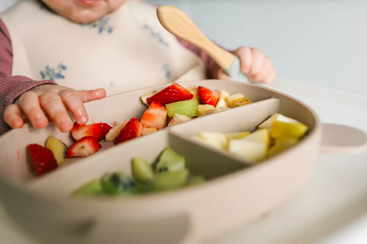 BLW fruta: cómo ofrecer fruta al bebé de forma segura y sin miedo