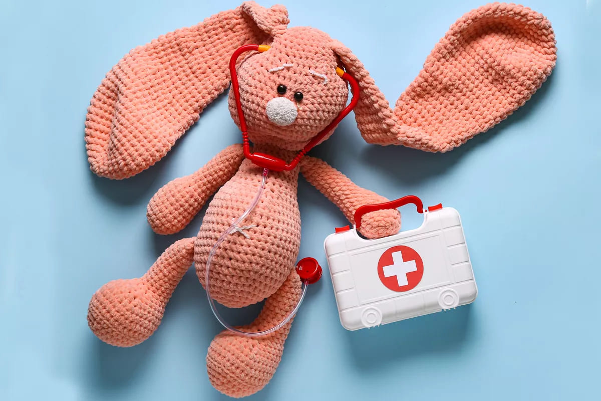Primeros auxilios para bebés y niños: cómo actuar ante emergencias comunes peluche de niños con kit de primeros auxilios