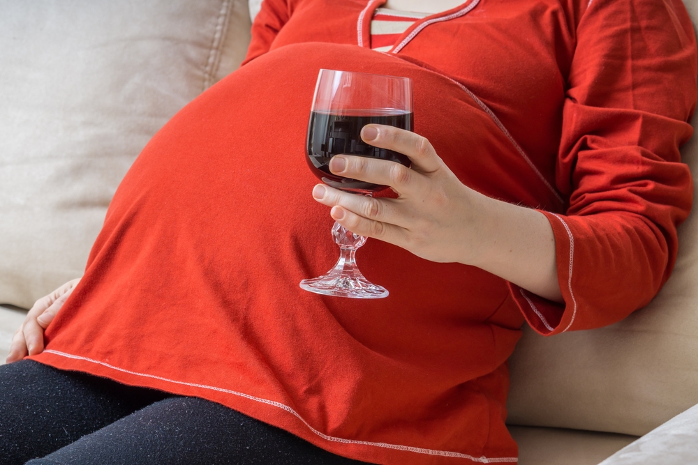 sindrome-bebe-alcoholico-mama-tomando