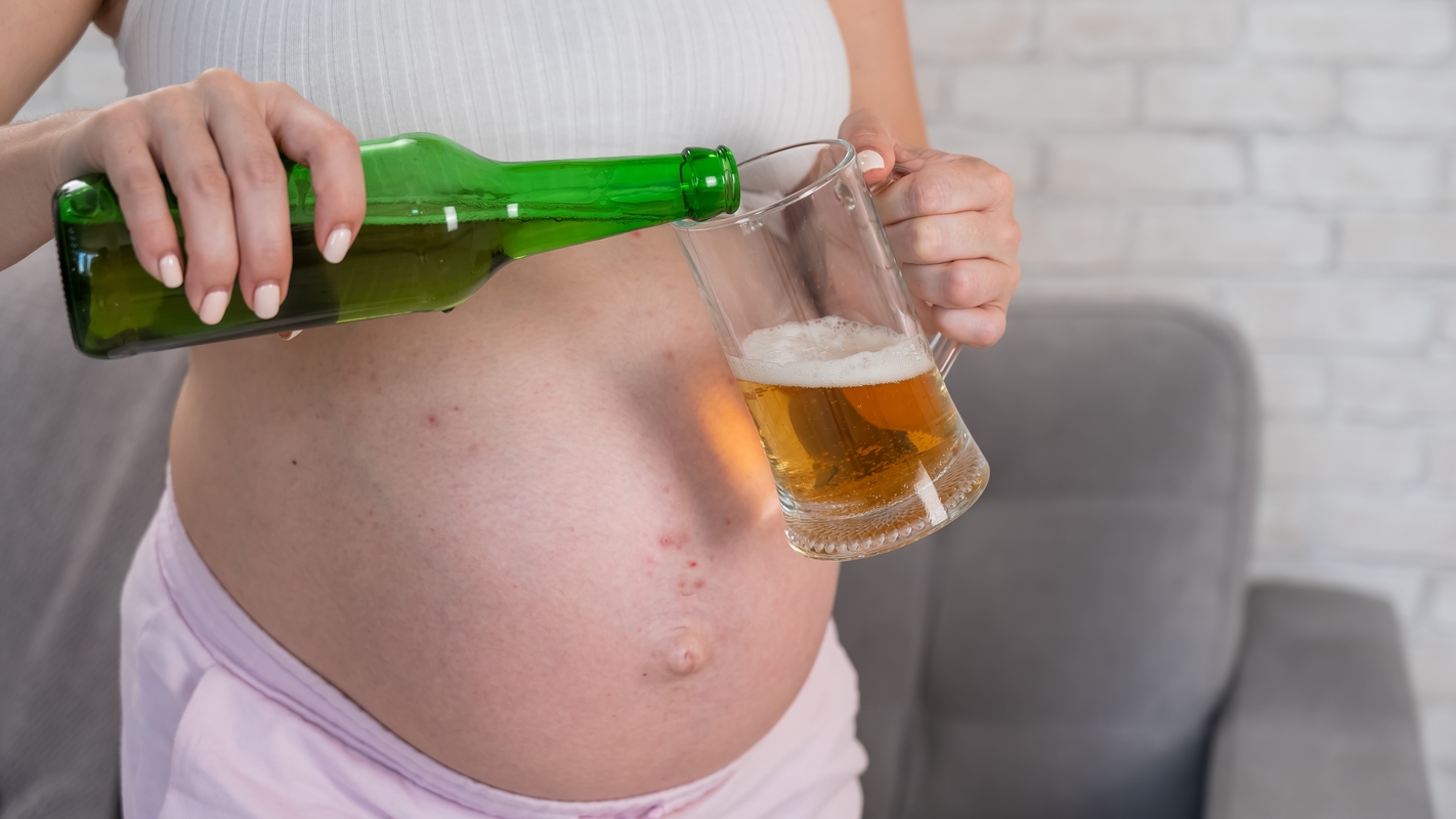 mujer embarazada tomando cerveza 