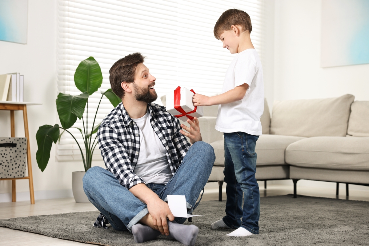 Niño entregando regalo a papá
