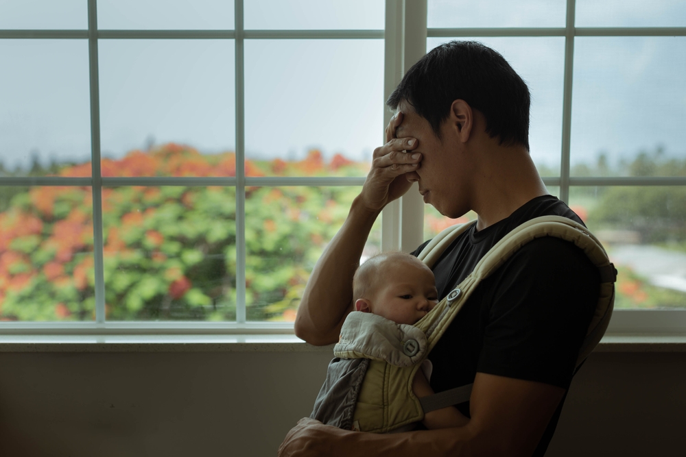 salud-emocional-padre-urgente-mexico-cargando-bebe