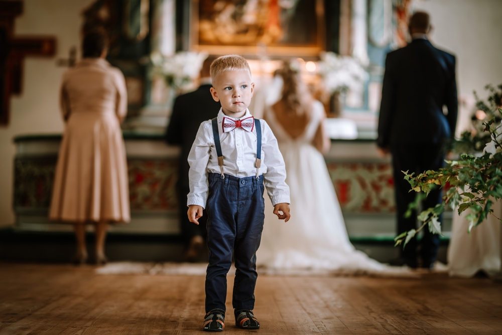 niño en boda