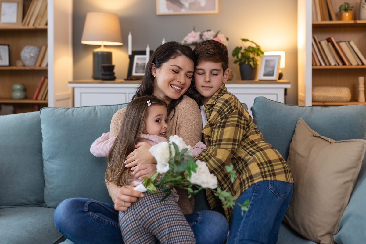 mamá abrazando a su par de hijos