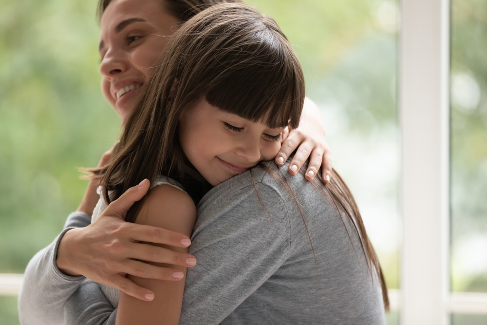 llorar-frente-a-hijos-abrazo-madre-hija