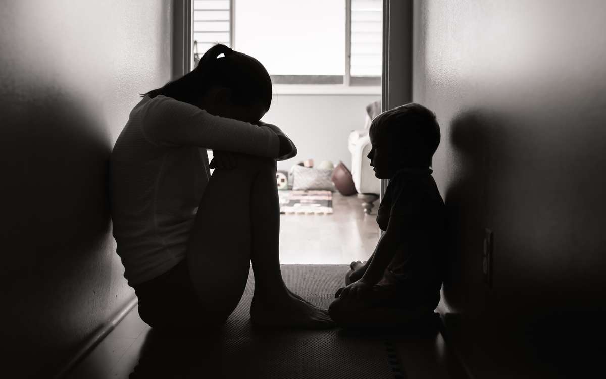 mamá llorando frente a su hijo 