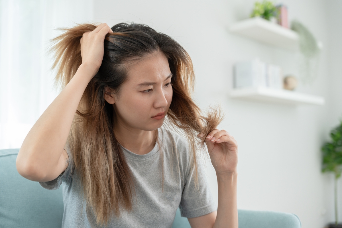 mujer con problemas de hormonas viendose el cabello