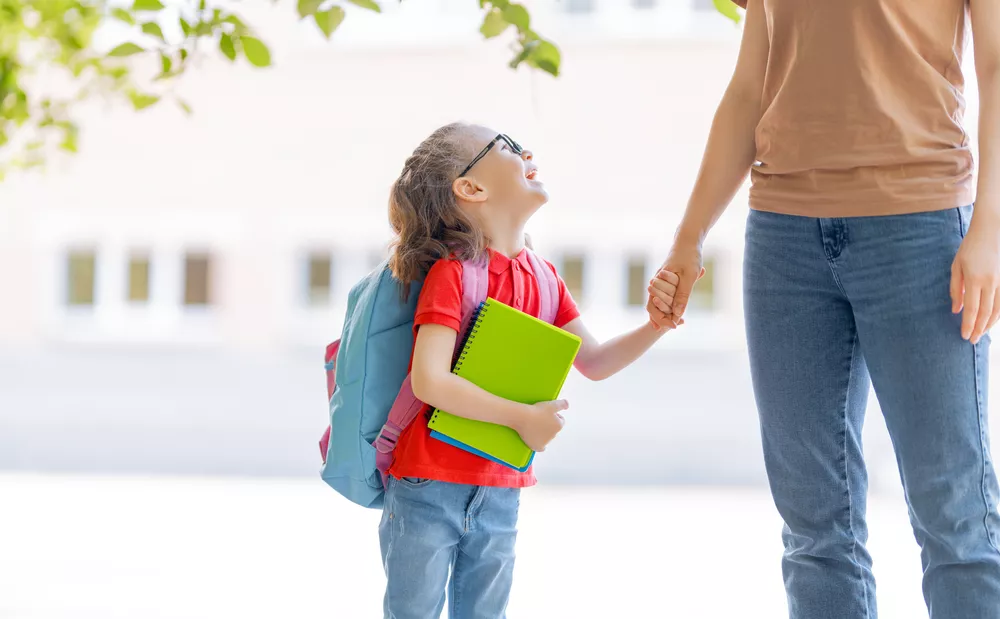 Pequeña Niña Rubia Con Una Mochila De La Escuela En Su Espalda