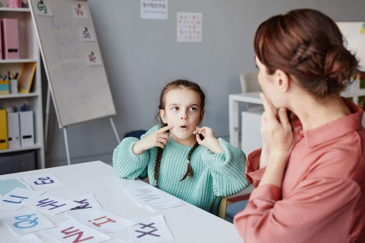 niña practicando actividades con su madre para desarrollar su habla