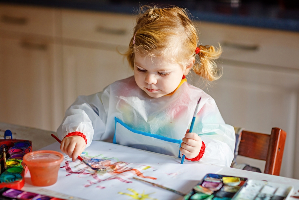 artista-nato-fomentar-inteligencia-artistica-niña-pintando