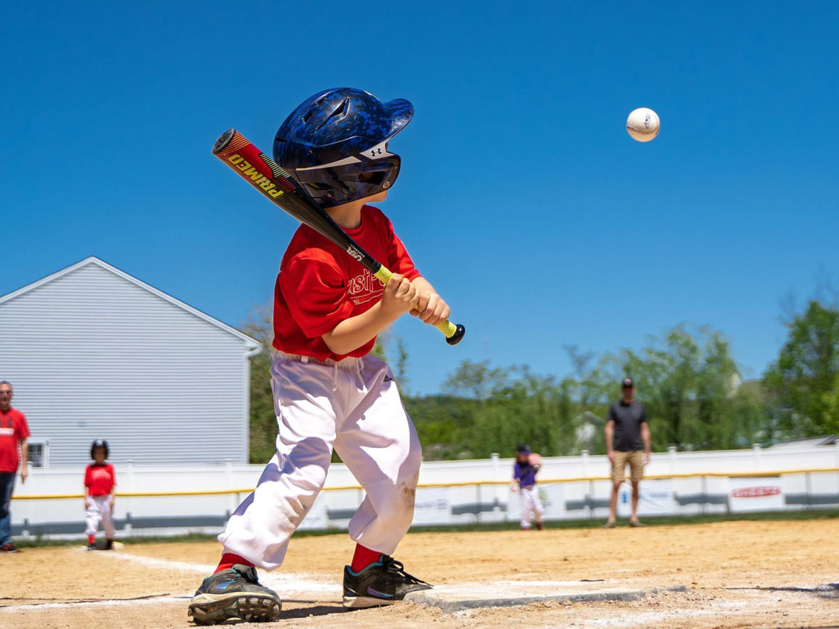 Béisbol para niños: beneficios, consejos y cómo empezar niño pequeño bateando una pelota de beisbol