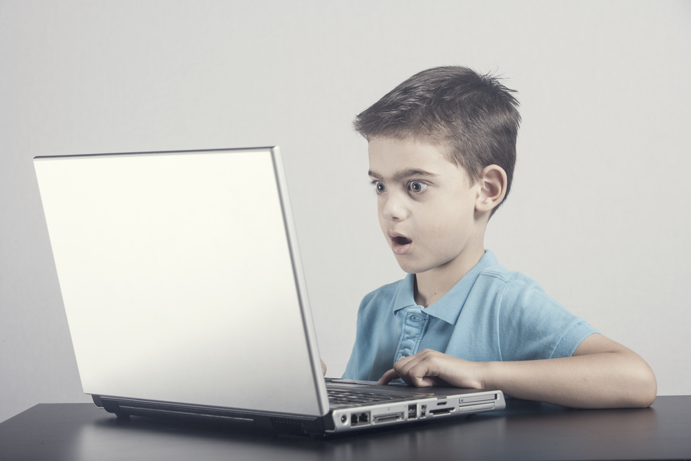 chatbots-ninos-pequenos-riesgos-computadora