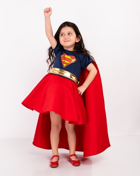 disfraces-ninos-tendencia-2025-Supergirl