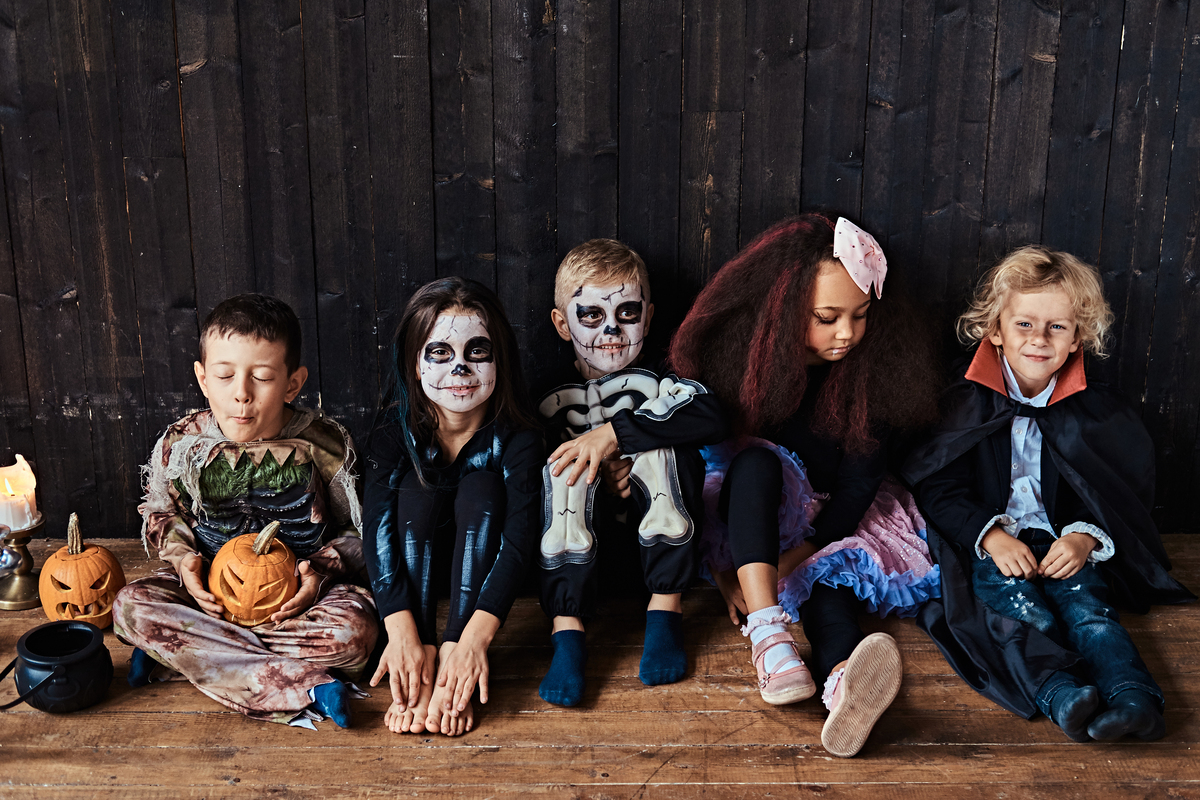 niños en fila disfrazados para Halloween