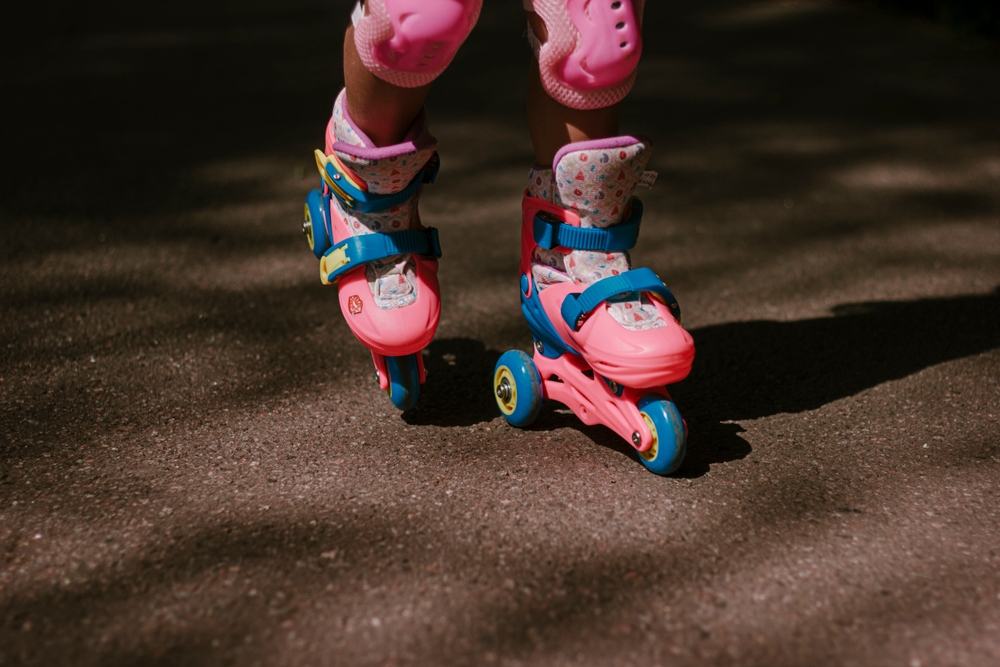ensenar-a-patinar-ninos-pequenos-rodilleras