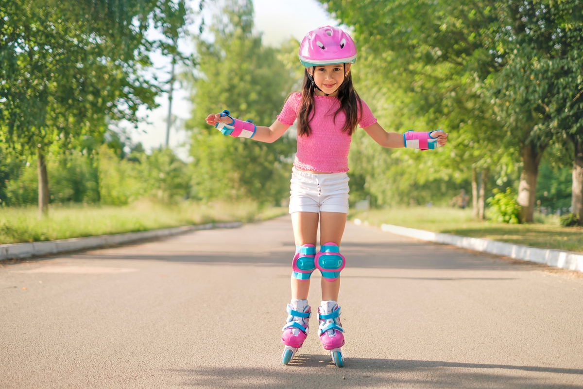 niña aprendiendo a patinar