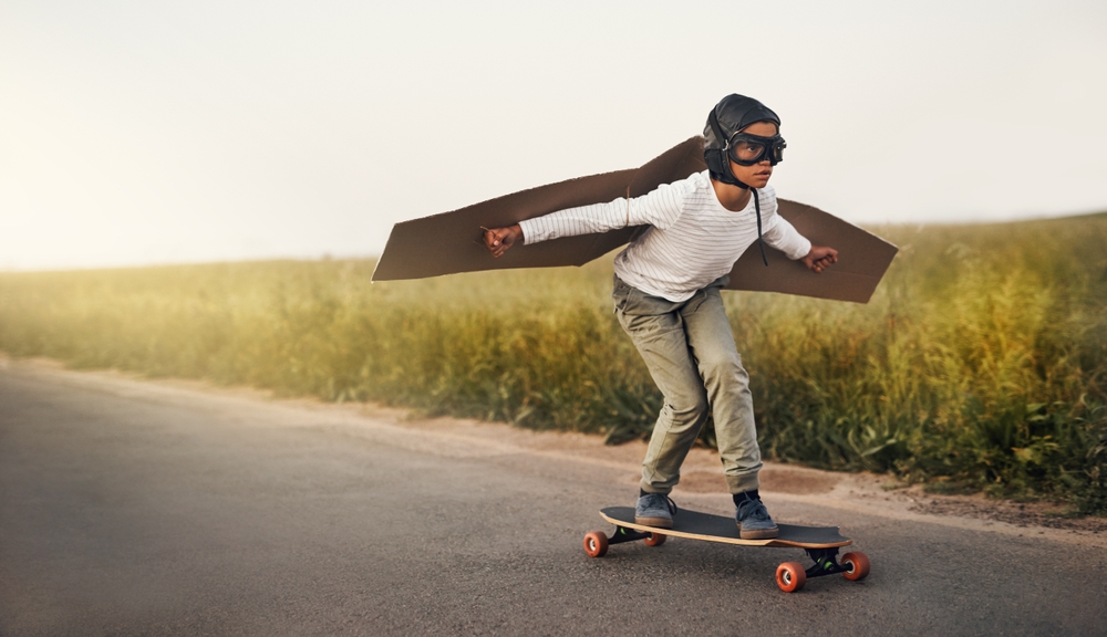 estimular-creatividad-ninos-patineta-alas