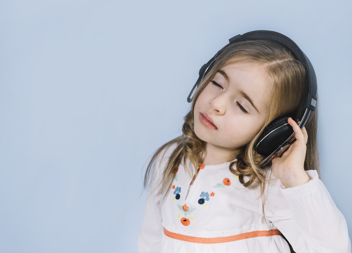 evitar-audifonos-danen-audicion-de-tu-hijo-niña-ojos-cerrados