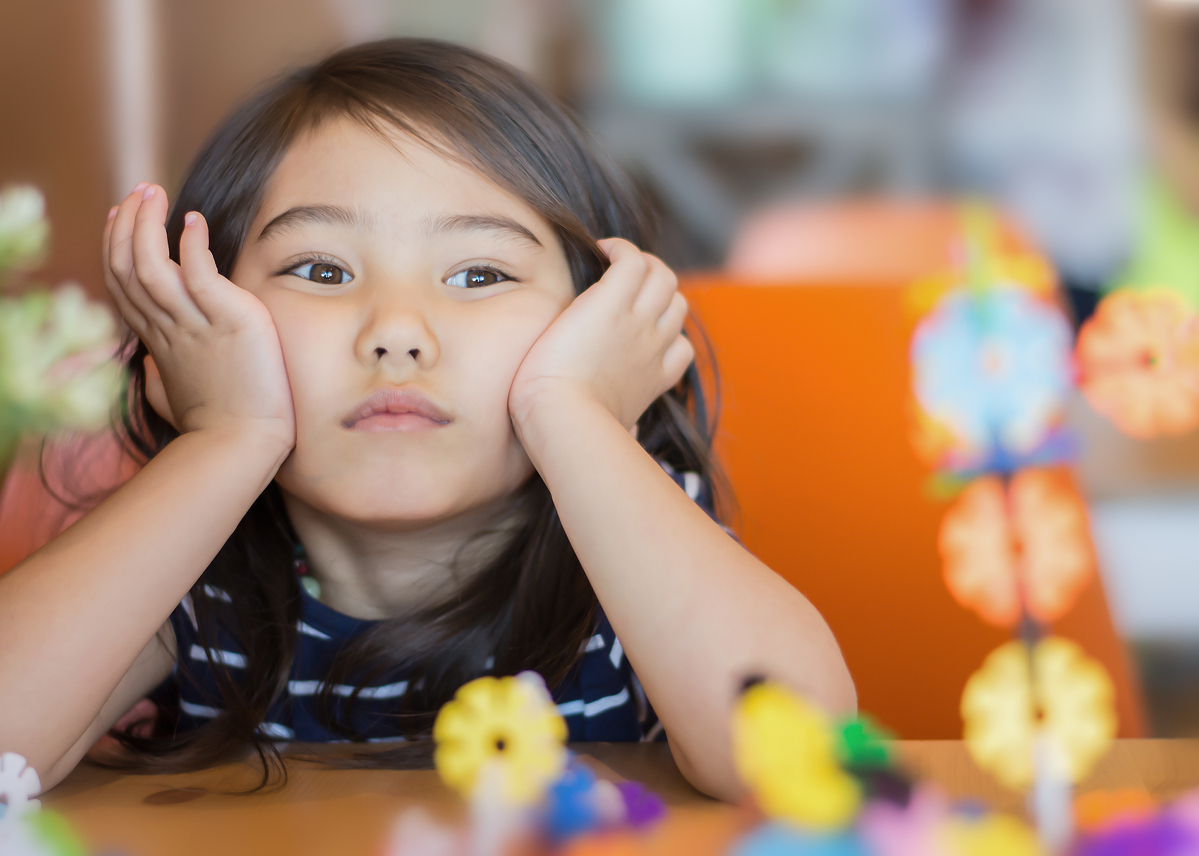 niña frustrada mientras juega