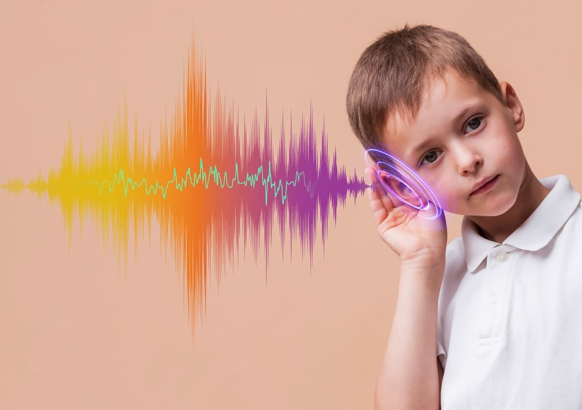 niño desarrollando su espectro auditivo 