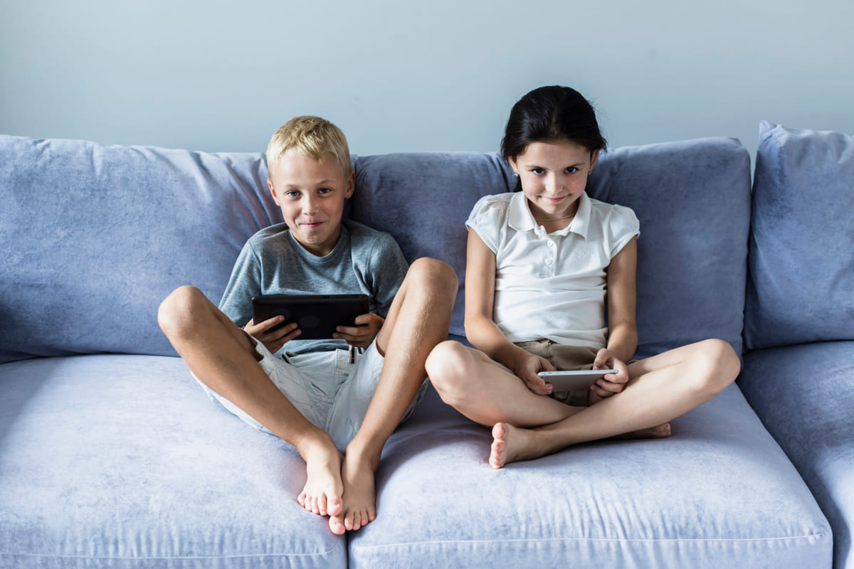 niños jugando con la nintendo switch 