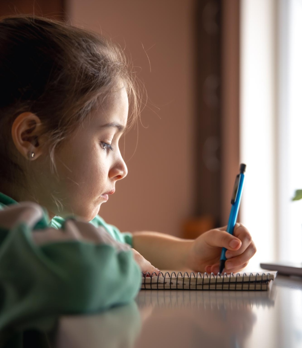 reto-criar-nino-zurdo-en-mundo-diestro-nina-lapiz