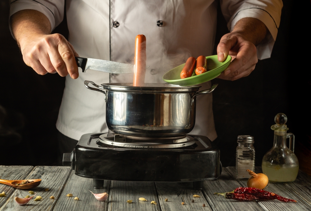 salchichas-caseras-virales-con-vegetales-hervir