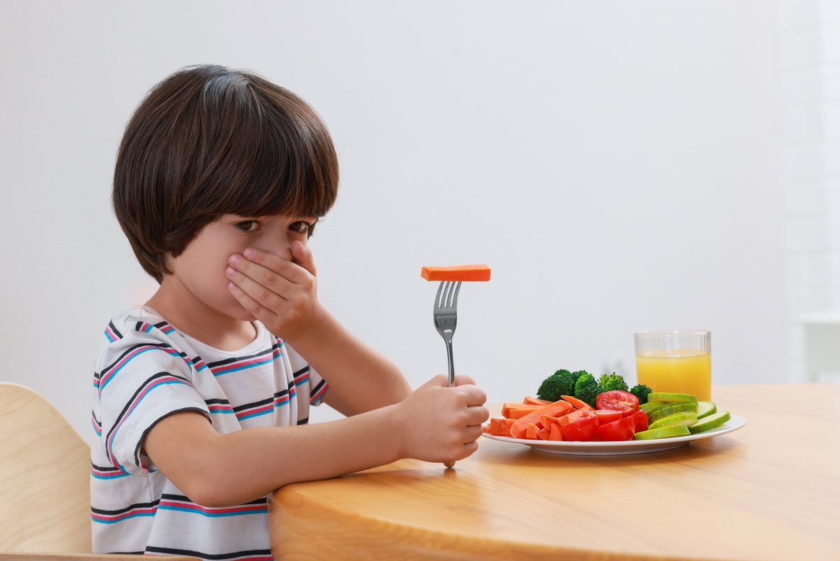 niño con cara de asco frente a comida