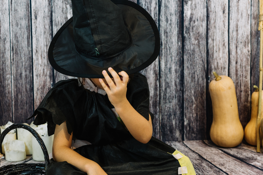 significado-calabazas-azules-en-halloween-niña-ocultando-cara