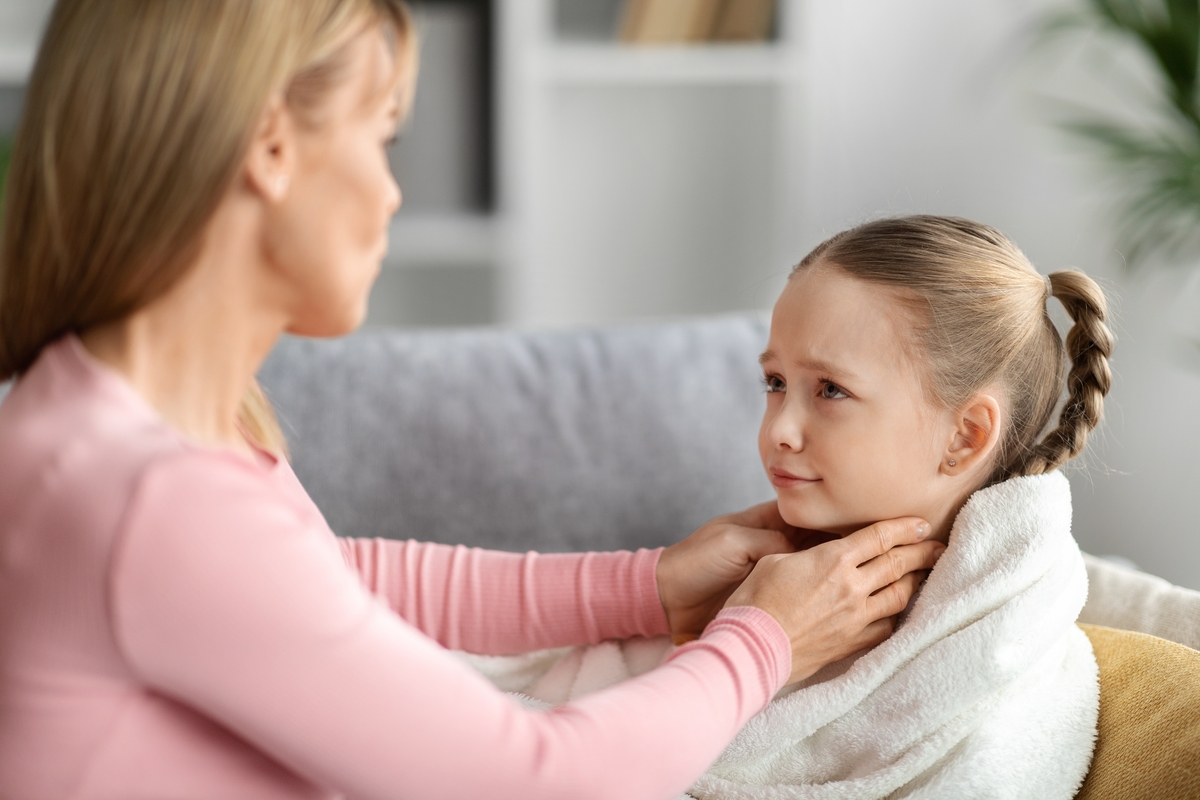 niña con dolor de garganta 