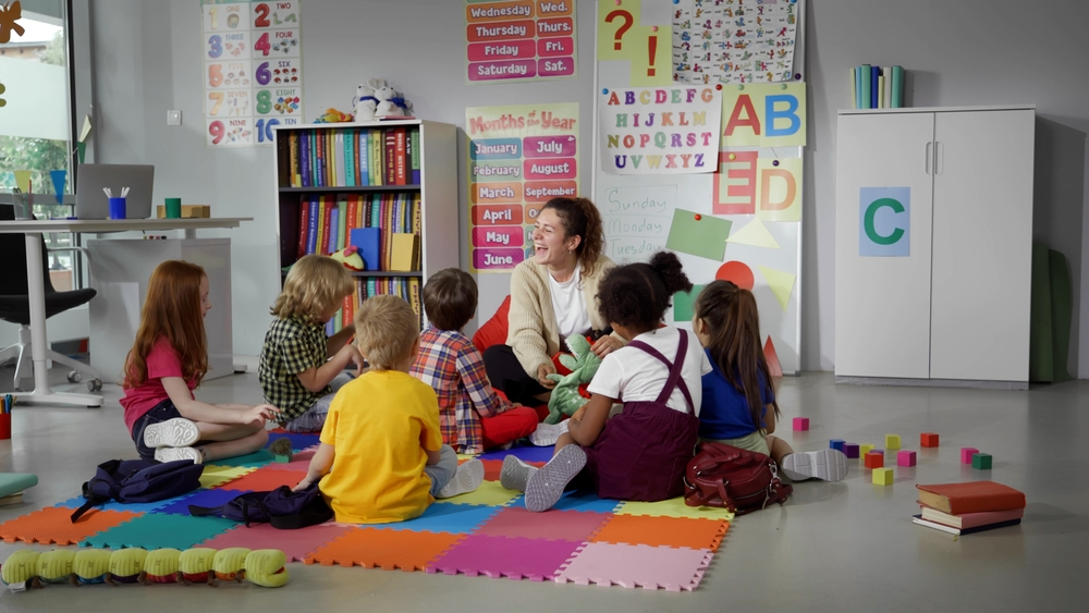 tareas-en-casa-ayudan-o-estresan-ninos-jugando-escuela