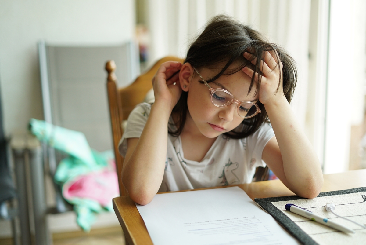niña estresada por hacer tarea